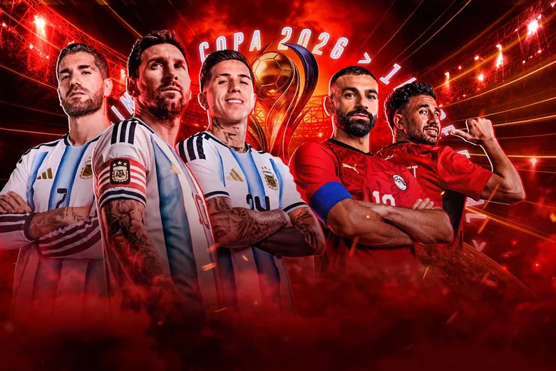 Jugadores de las selecciones de Argentina y Egipto posando con los brazos cruzados sobre un fondo rojo de estadio, con un trofeo dorado y el rótulo Copa 2026
