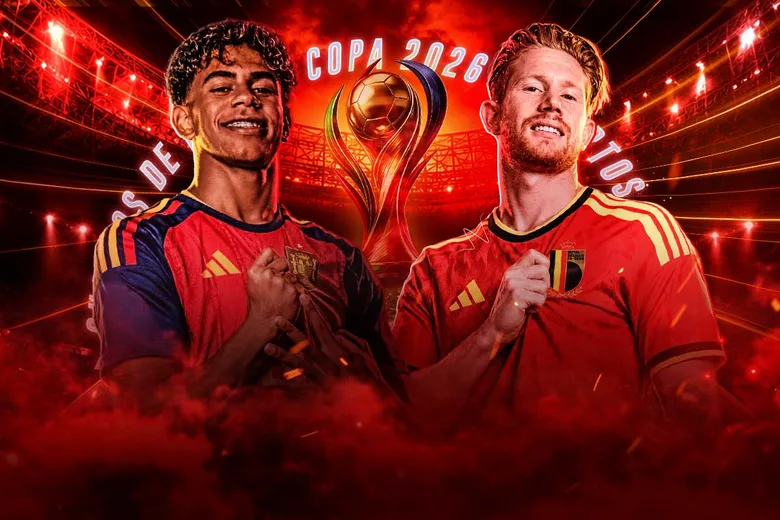 Un futbolista de España de rojo y otro de Bélgica de rojo, cada uno tirando de su camiseta, junto a un trofeo dorado sobre un fondo de estadio ardiente
