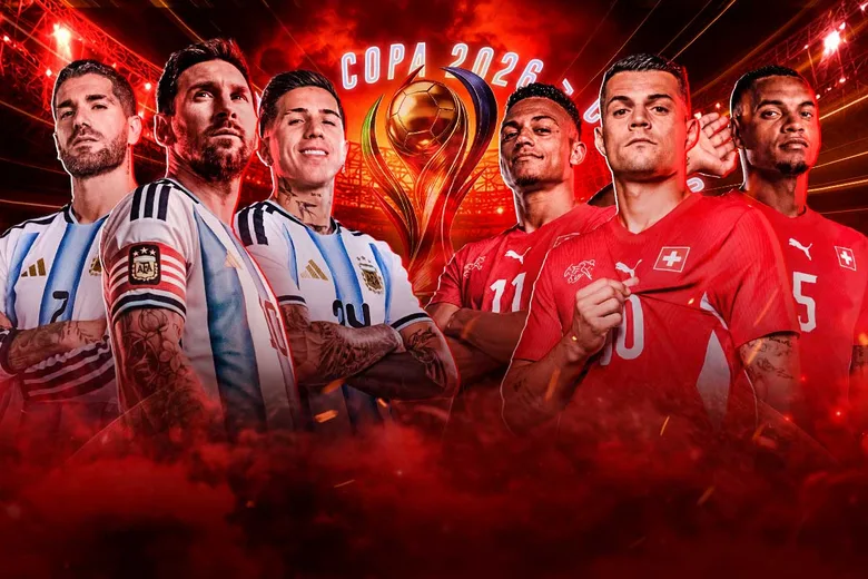 Tres jugadores de Argentina de celeste y blanco frente a tres de Suiza de rojo, con los brazos cruzados alrededor de un trofeo dorado y un estadio bañado en luz roja