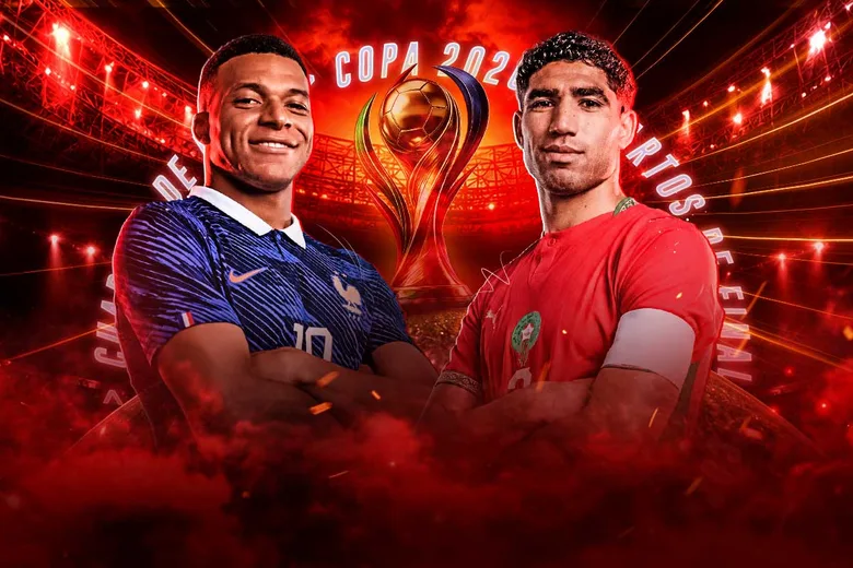 Un jugador de Francia de azul y uno de Marruecos de rojo posando con los brazos cruzados ante un trofeo dorado y un estadio iluminado de rojo